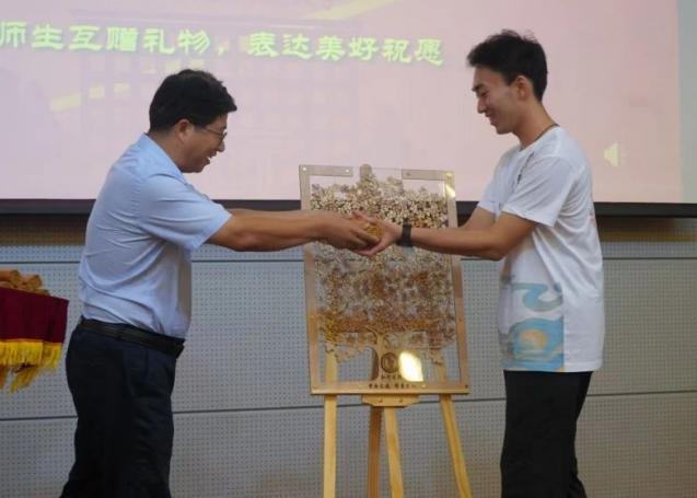 365英国上市公司