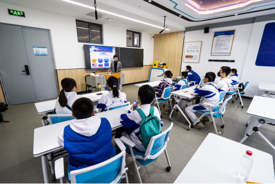 365英国上市公司