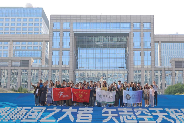 365英国上市公司