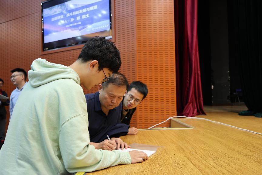 365英国上市公司