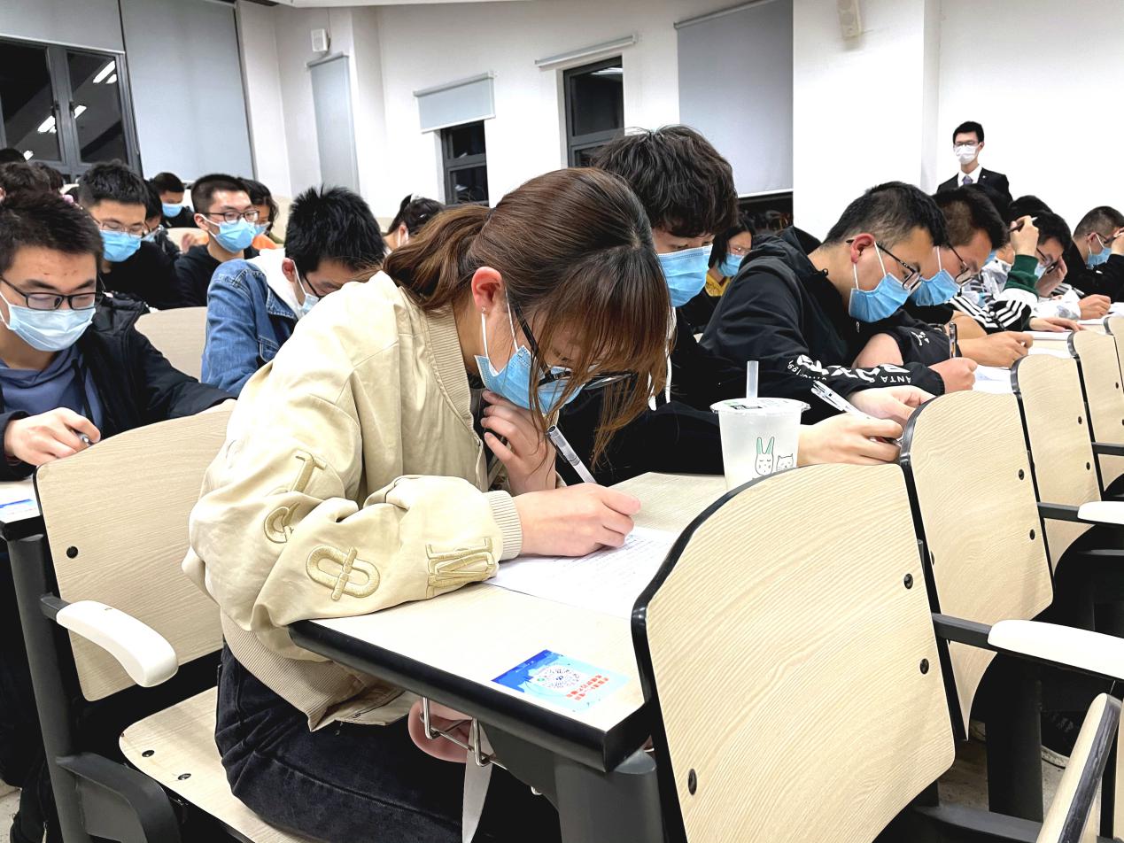 1-学生认真答题 1-学生认真答题